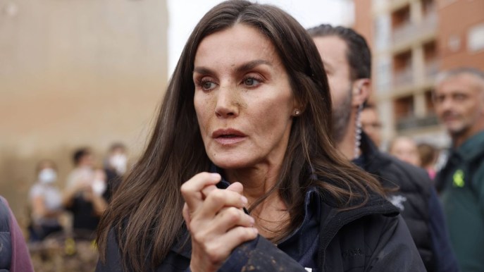 Letizia di Spagna e Felipe a Valencia in lacrime. Le forti contestazioni e il gesto del Re