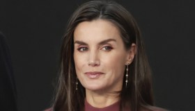 Letizia di Spagna, l’abito attillato e con spacco che solo lei può portare così