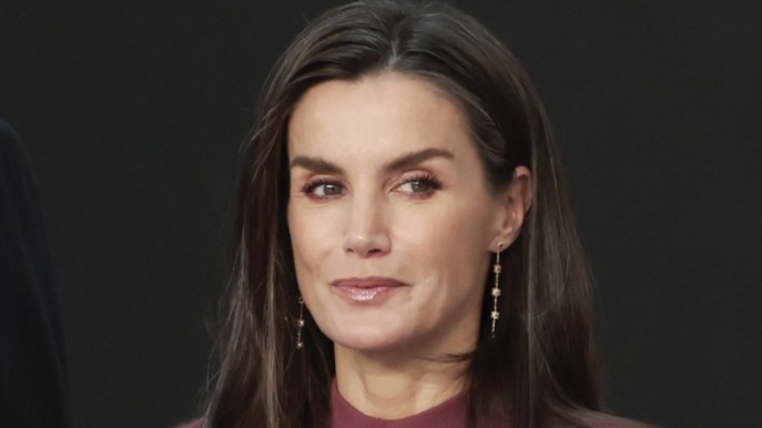 Letizia di Spagna, l’abito attillato e con spacco che solo lei può portare così