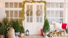 Porta d’ingresso, come decorarla per Natale, oltre alle ghirlande
