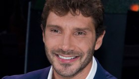 Vincenzo Mollica elogia De Martino ad Affari Tuoi. Il conduttore: “Il sogno di una vita”