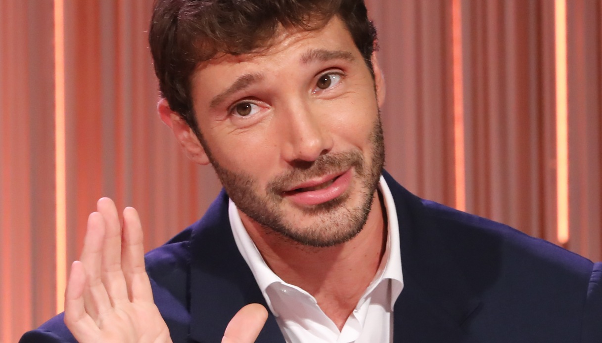 Stefano De Martino, il lancio del gilet non si era mai visto ad Affari Tuoi