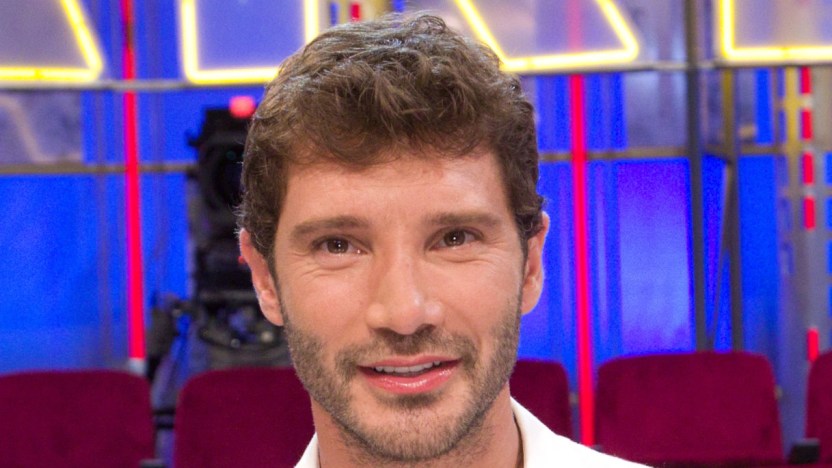 Affari tuoi, Stefano De Martino lancia un pacco fuori dallo studio: il motivo