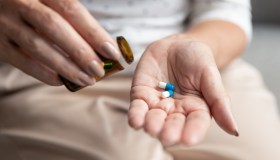 Tumore al seno, terapia ormonale: per chi è indicata, cosa fa e perché non si deve sospendere