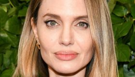 Angelina Jolie a piedi nudi all’intervista: “Mi sono rotta un dito”