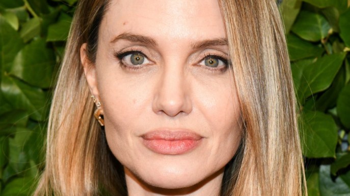 Angelina Jolie a piedi nudi all’intervista: “Mi sono rotta un dito”