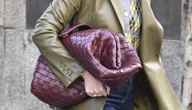 La borsa slouchy è l’accessorio cool “e mai più senza” del 2025