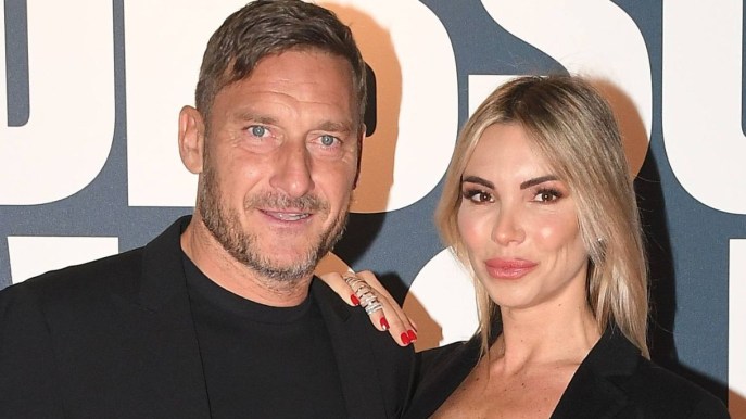 Francesco Totti e Noemi Bocchi “in crisi”, ma loro fuggono a Parigi: il viaggio romantico