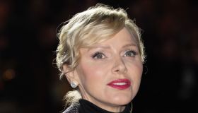 Charlene di Monaco trendy e chic, inaugura il Natale con un cappotto pied de poule