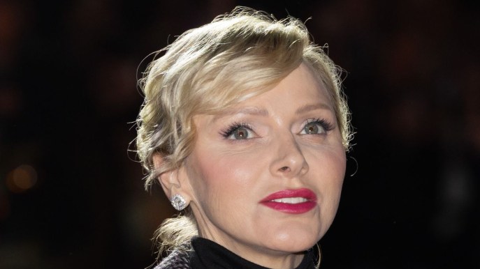 Charlene di Monaco trendy e chic, inaugura il Natale con un cappotto pied de poule