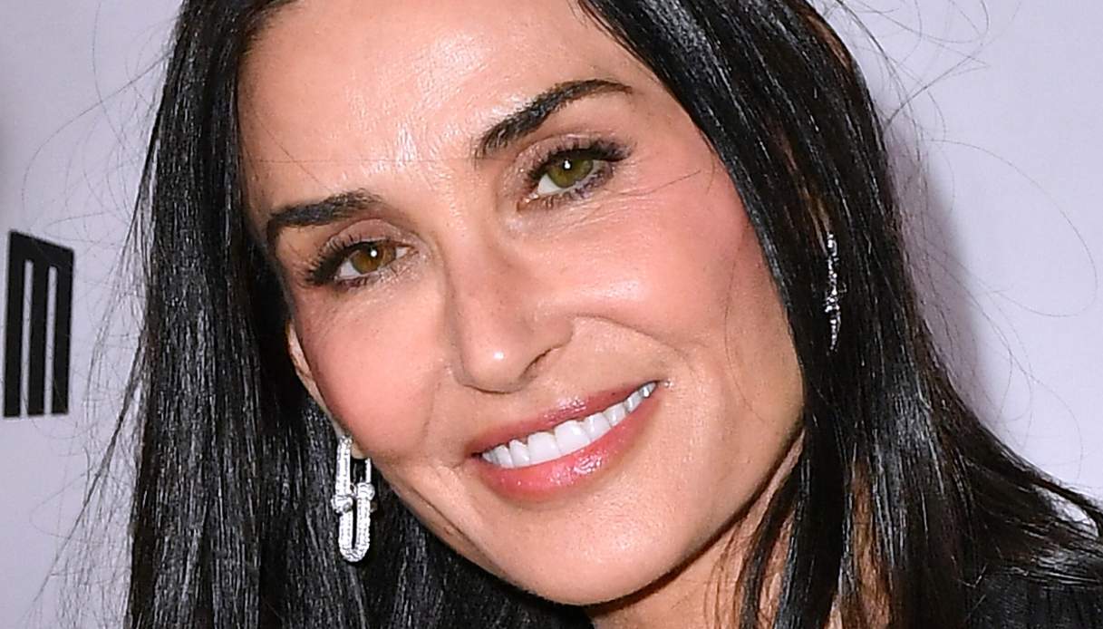 Demi Moore, l’abito da sirena total black conquista il Film Festival