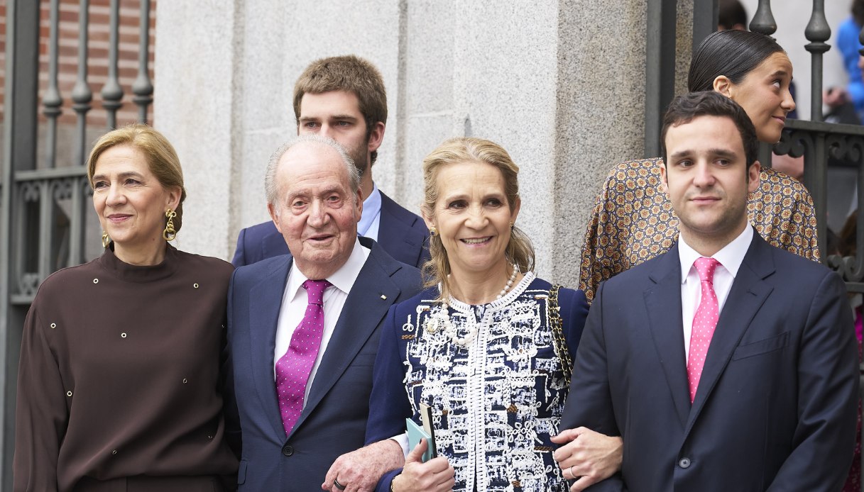 Il Re Juan Carlos I posa con le figlie, le Principesse Cristina ed Elena, i nipoti Juan Urdangarin, Froilan e Victoria Federica de Marichalar