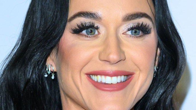 Katy Perry in pizzo e pelliccia: il look natalizio (e sensuale)