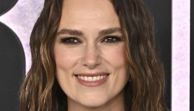 Keira Knightley elegante e misteriosa per il nuovo film Netflix: i look