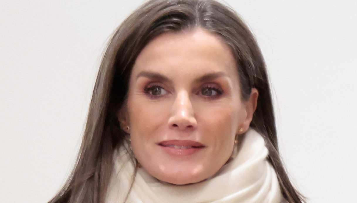 Letizia di Spagna seduce l’Italia. Divina col primo look bianco e oro ma poi delude