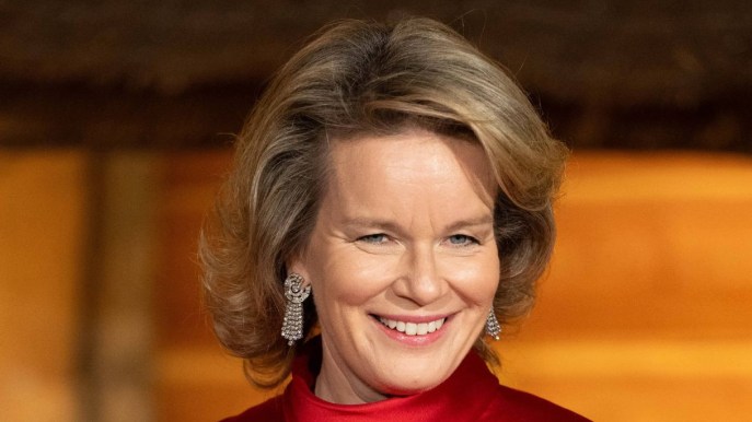 Matilde ed Elisabetta del Belgio in rosso per il ricevimento a Palazzo, ma Eleonora brilla