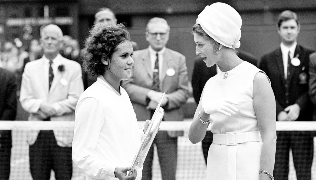 L'elegante Principessa di Kent ed Evonne Goolagong a Wimbledon dopo la consegna del trofeo