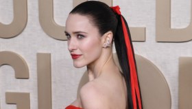 Il fiocco rosso tra i capelli è l’accessorio cool che non può mai mancare nei look per le feste