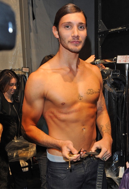 Stefano De Martino prima di una sfilata di moda