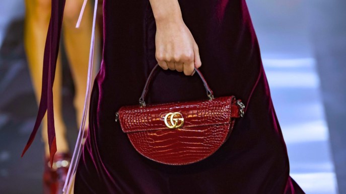 Tutti gli outfit color ciliegia da provare nel 2025