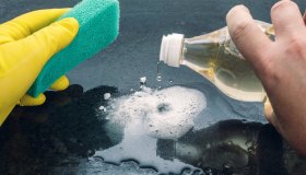 Aceto, potente anticalcare naturale. Come usarlo su pentole e padelle