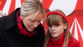 Charlene di Monaco distribuisce i regali di Natale. Ma i gemelli non si divertono