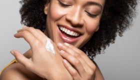 L’essenziale beauty dell’inverno? La crema mani, un must da avere sempre con te