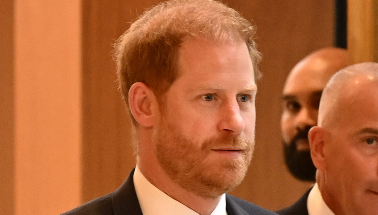 Re Carlo fallisce con Harry. L’impatto è travolgente