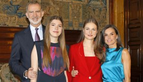 Letizia di Spagna, la foto inedita per Natale. La Principessa Leonor è magnetica