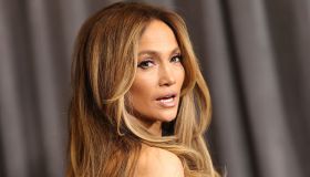 Mocha mousse make up: i più bei beauty look col colore Pantone 2025