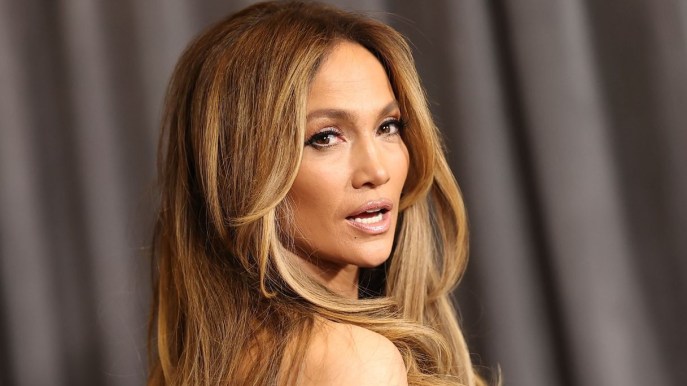 Mocha mousse make up: i più bei beauty look col colore Pantone 2025