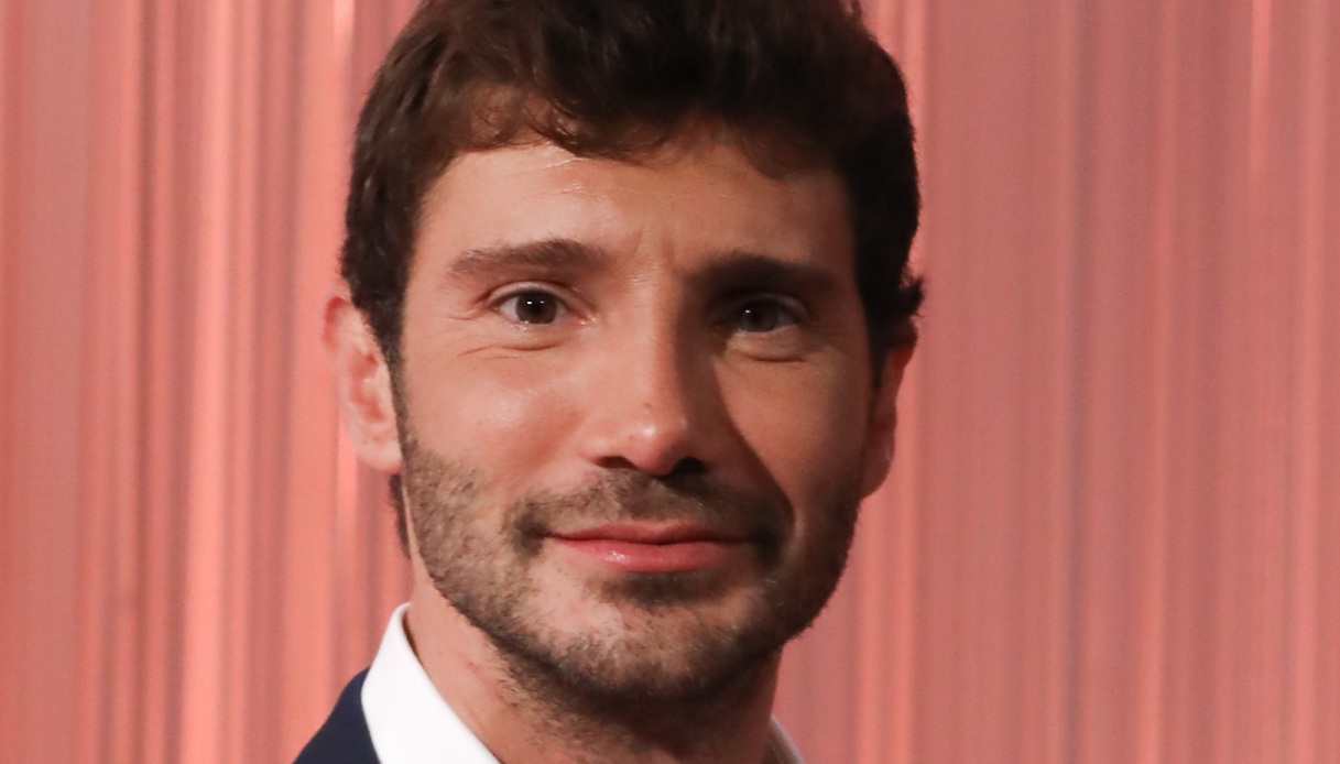 Stefano De Martino, l’abbraccio ad Affari Tuoi dopo le lacrime