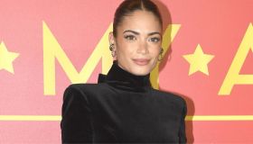 Il velluto è il tessuto che rende pazzeschi i look delle feste. Come indossarlo anche tu