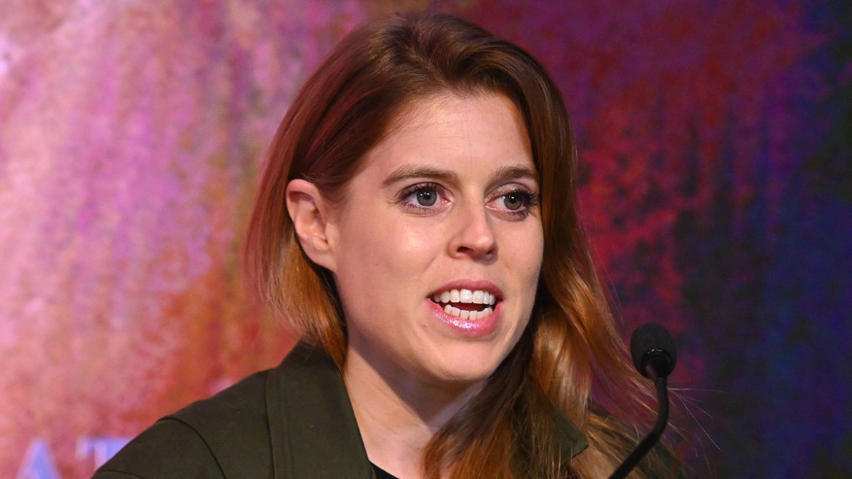 Re Carlo, Beatrice di York incinta lo sostituisce. Malgrado il divieto dei medici