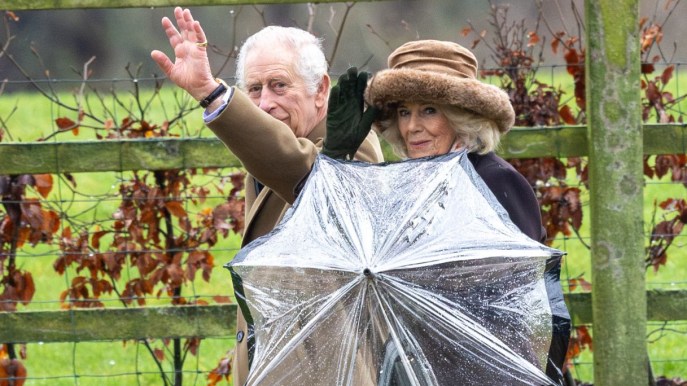 Re Carlo e Camilla sfidano la pioggia per un appuntamento irrinunciabile
