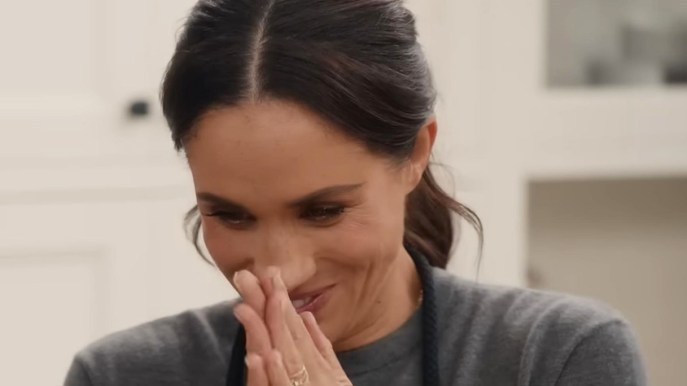 Meghan Markle, look della nuova serie di Netflix. Diamanti e cashmere per cucinare e fare l’orto