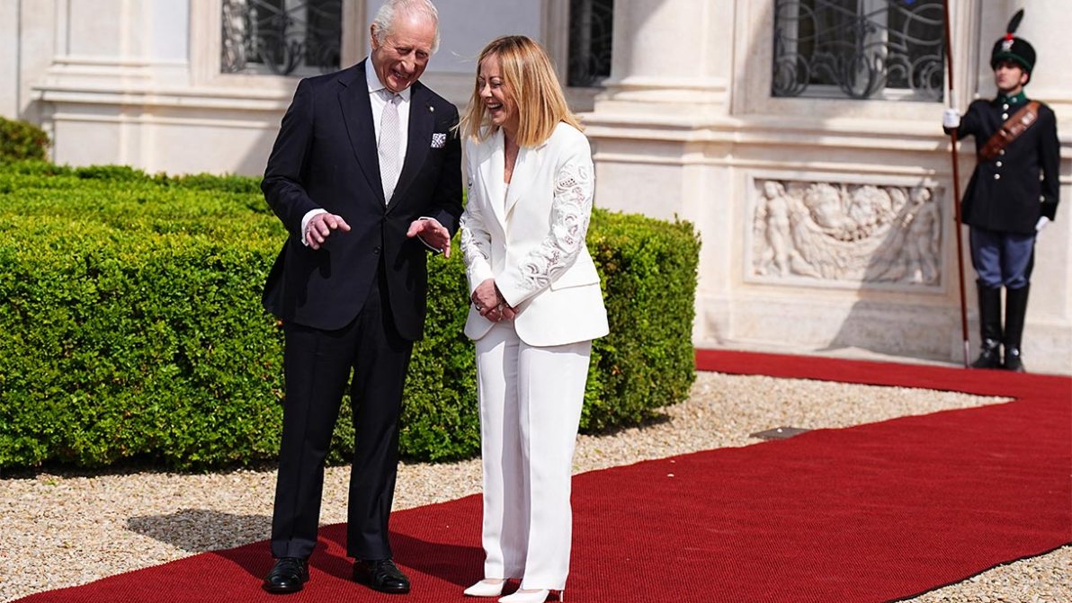 Giorgia Meloni in bianco per Re Carlo