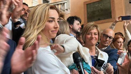 Silvia Salis neo sindaca di Genova, festeggia col figlio in braccio